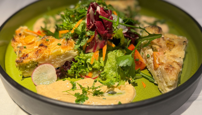 Foto Bunter Gemüsekuchen mit Chili Crème fraîche und Kräuter-Salat
