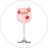 Glas mit Lillet Widlberry Spritz
