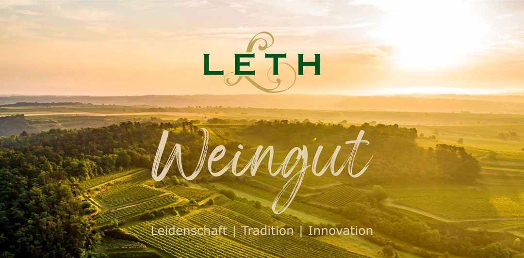 Logo Weingut Leth, platziert auf einem toskanischen Landschaftsbild in der Abendsonne