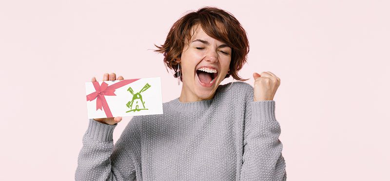 Frau die sich über Geschenkgutschein der Emmeramsmühle freut