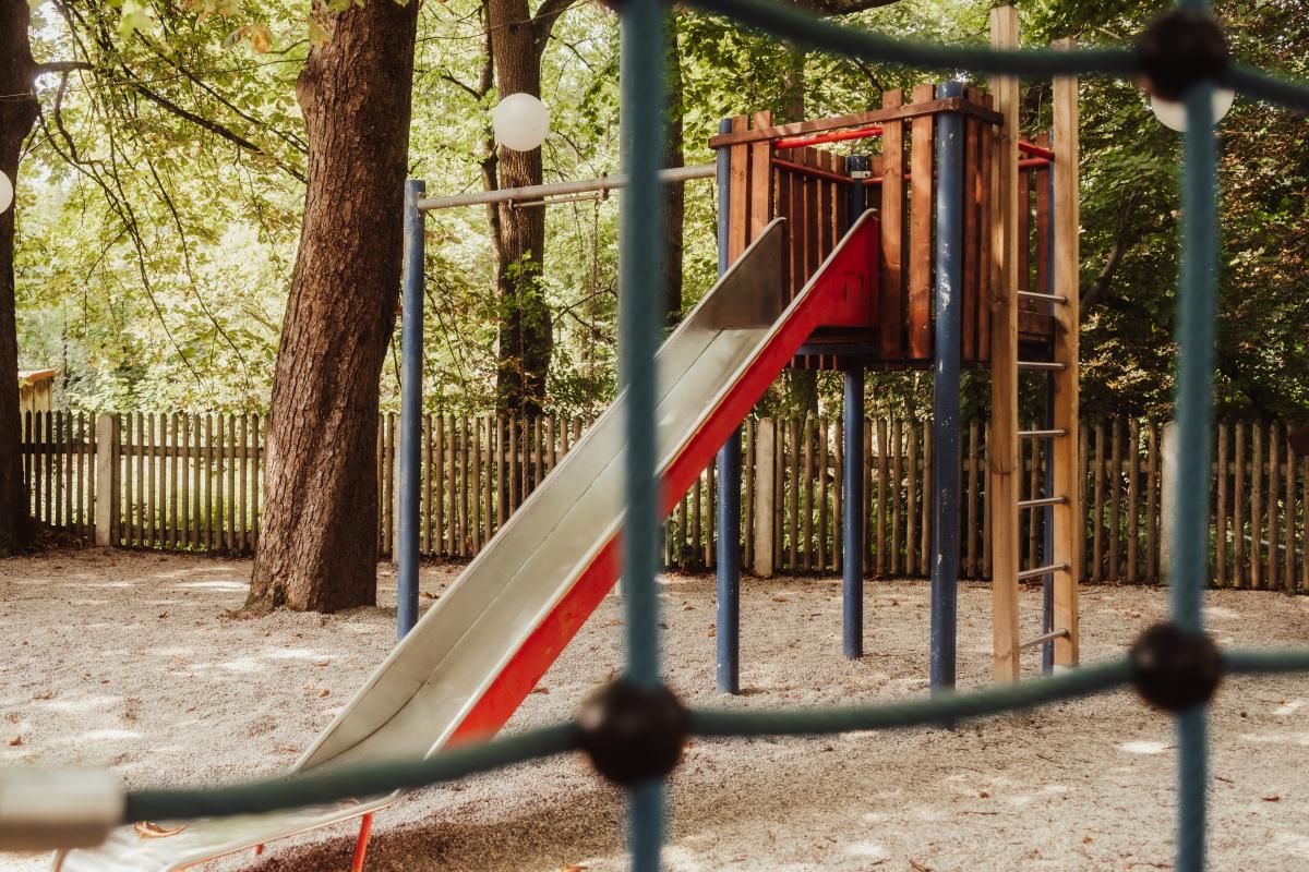 Kinderspielplatz der Emmeramsmühle mit Klettergerüst, Rutsche und Wippe