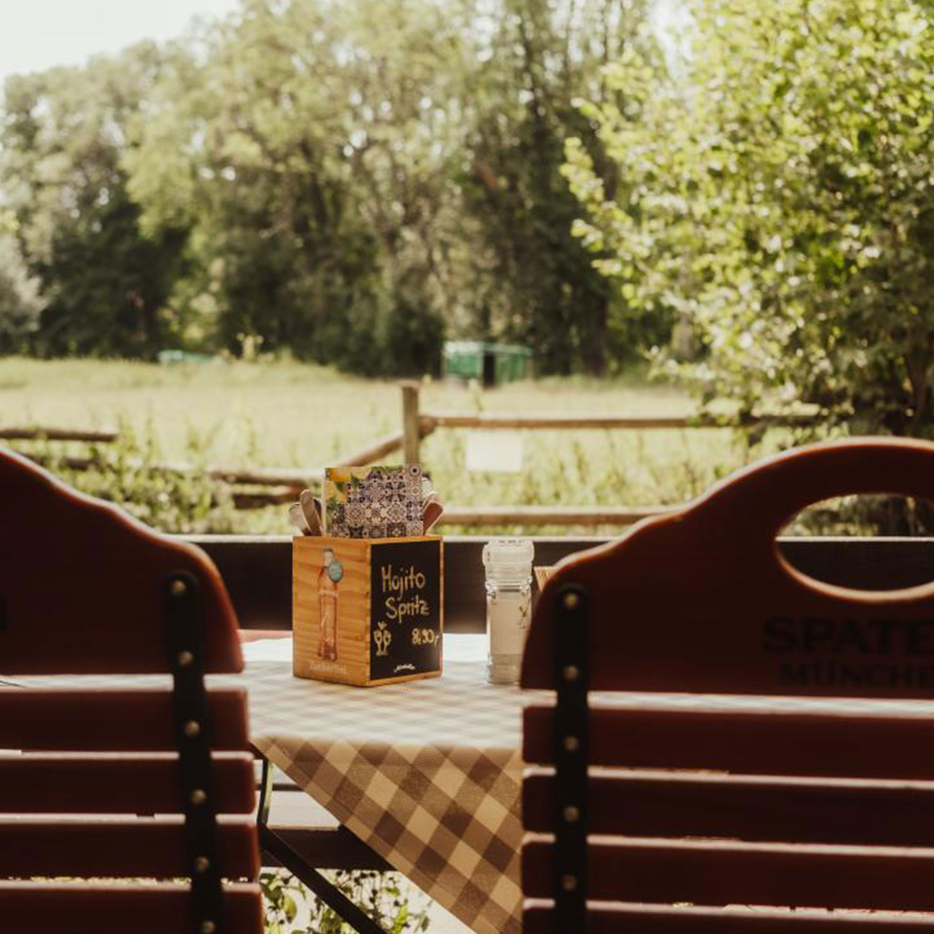 Biergartentisch der Emmeramsmühle mit freiem Blick ins Grüne