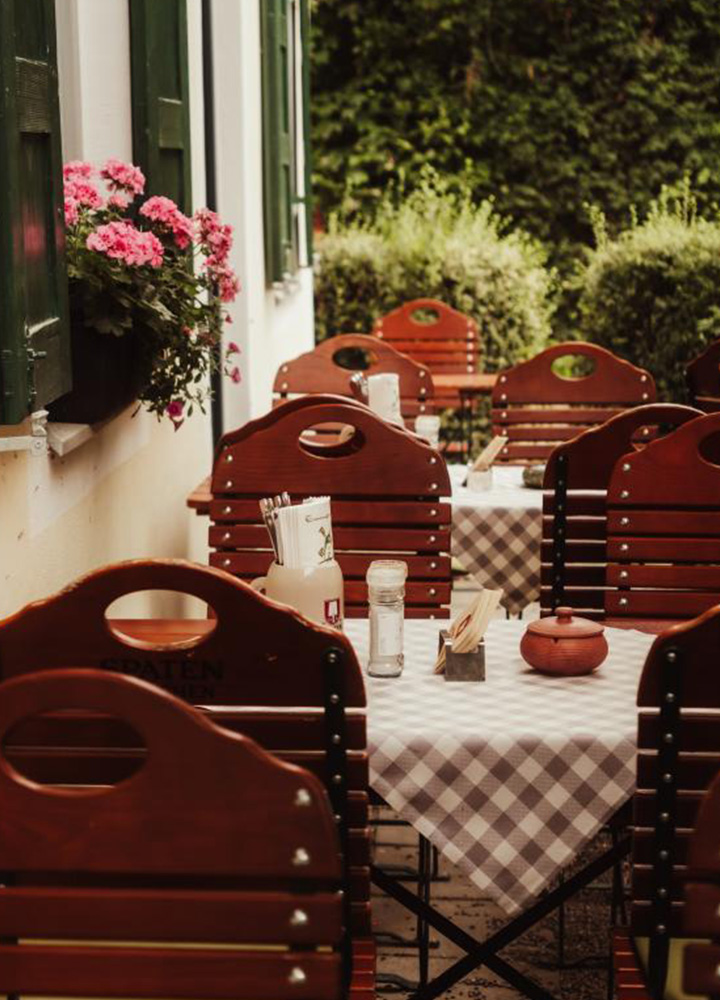 Gedeckte Tische im Biergarten der Emmeramsmühle
