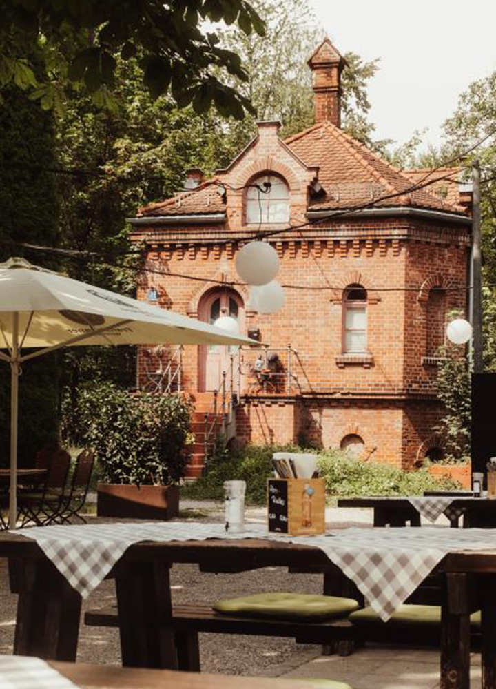 Biergarten der Emmeramsmühle mit Blick auf das historische Backsteingebäude